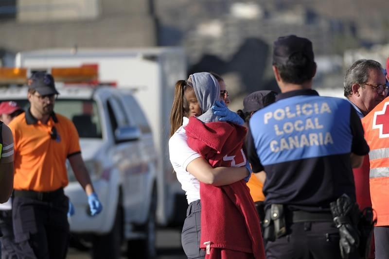 Salvamento Marítimo ha trasladado este miércoles al puerto de Arguineguín a los migrantes rescatados en dos pateras. EFE/ Ángel Medina G.