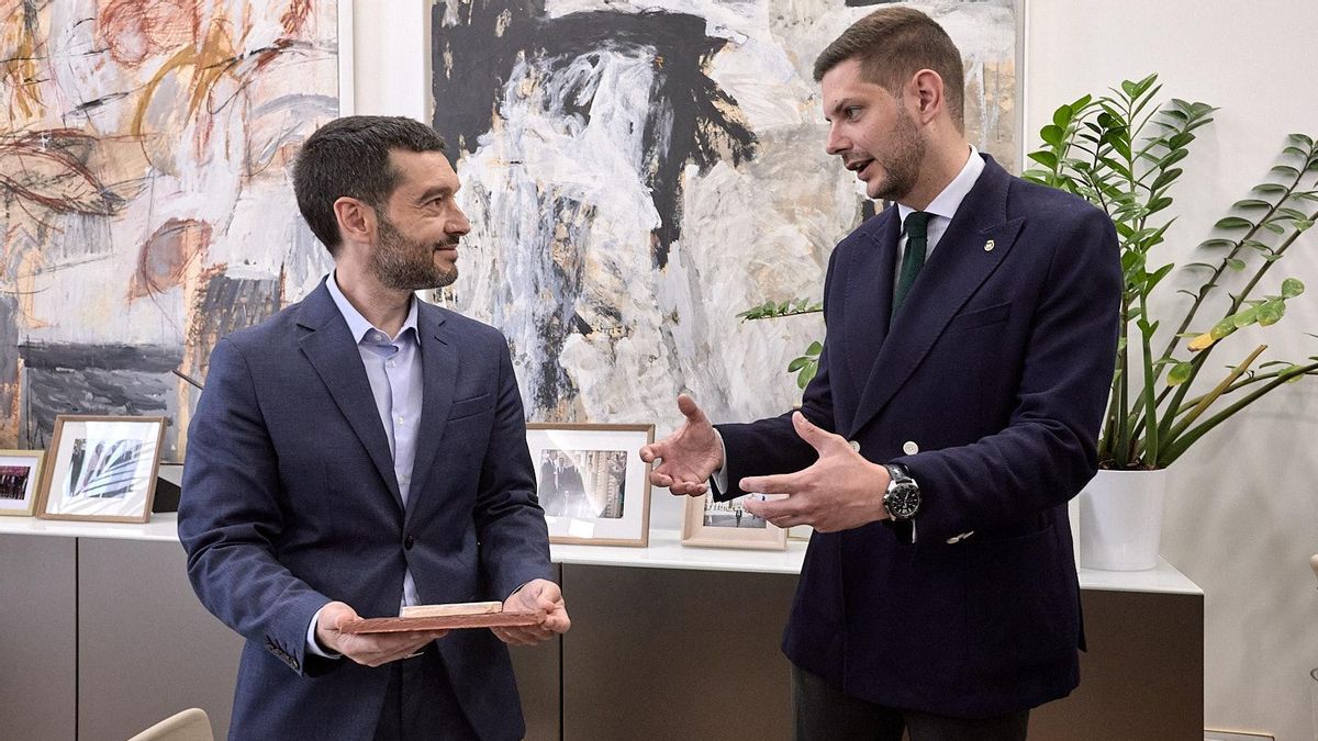 El ministro Pablo Bustinduy, junto al alcalde de Gandia, José Manuel Prieto.