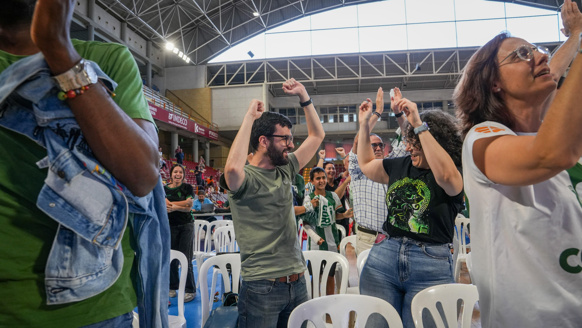 Aficionados del Coto Córdoba celebran frente a la pantalla gigante el ascenso de categoría