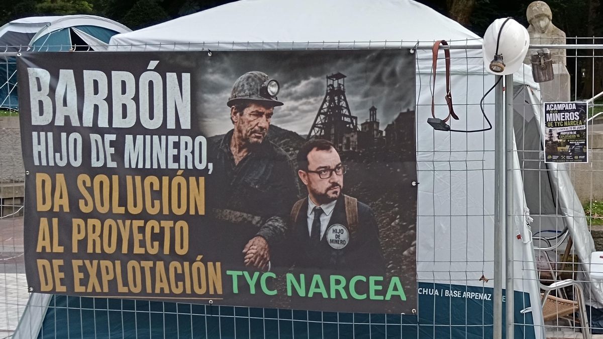 Los trabajadores de TYC Narcea han dedicado una pancarta al presidente del Principado, Adrián Barbón, al que reprochan que no les reciba, pese a estar acampados a 200 metros de Presidencia, en Oviedo/Uviéu.
