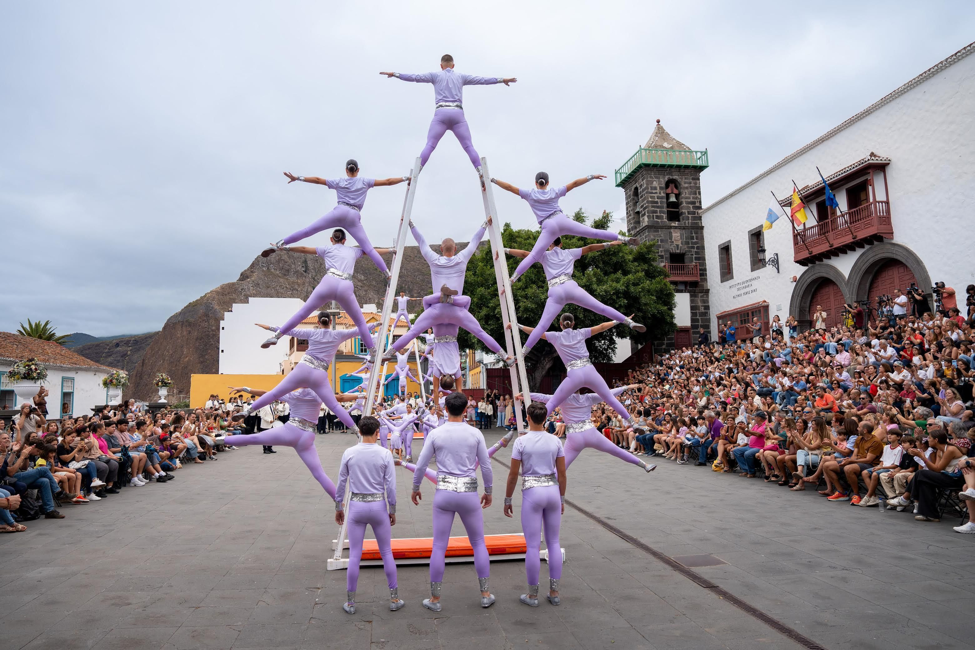Cuerpos que dibujan el aire: ‘Los Acróbatas’ deslumbran en Santa Cruz de La Palma en la Semana Grande de la Bajada de la Virgen