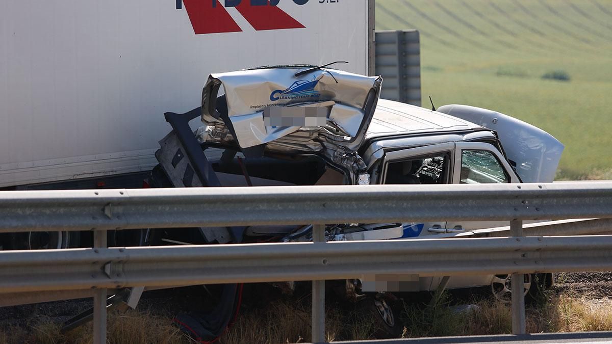 Un accidente entre un coche y un camión provoca retenciones en la entrada a Córdoba por la A-4