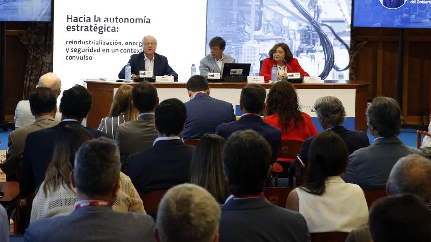 El consejero de Industria, Eduardo Arasti, asiste a la inauguración del curso de la UIMP.