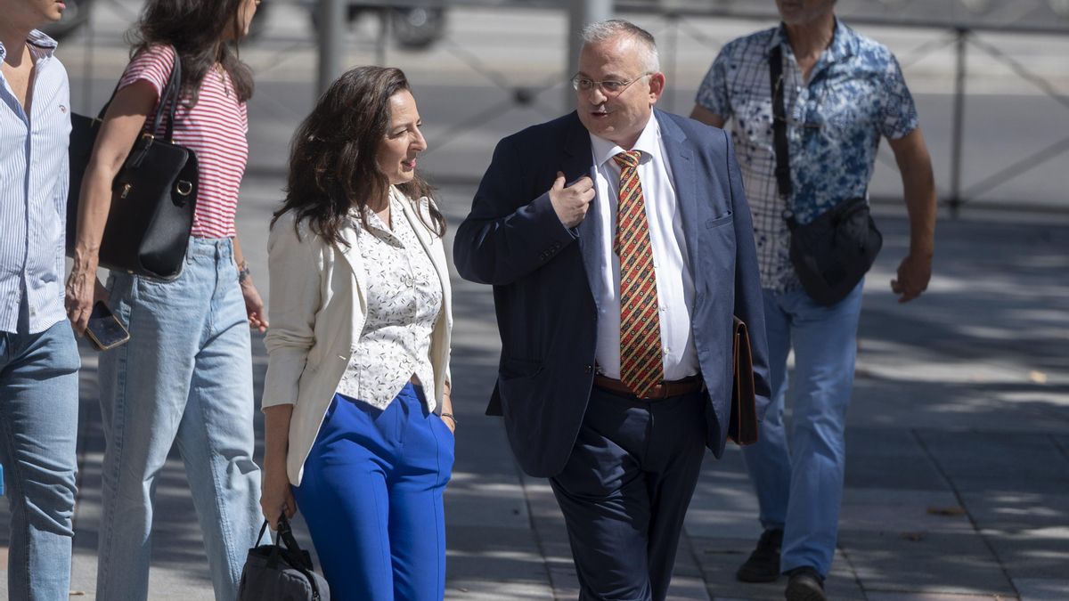 Archivo - La coordinadora nacional jurídica de Vox, Marta Castro, y el abogado de Hazte Oír, Javier María Pérez Roldán, a su llegada a los Juzgados de Plaza de Castilla por el 'caso Begoña Gómez', a 1 de agosto de 2024, en Madrid (España). El juez Juan Ca