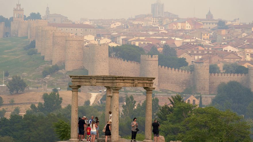 Vista de Ávila este lunes con el humo procedente de los incendios de Burgohondo y Madrid. EFE/ Raúl Sanchidrián
