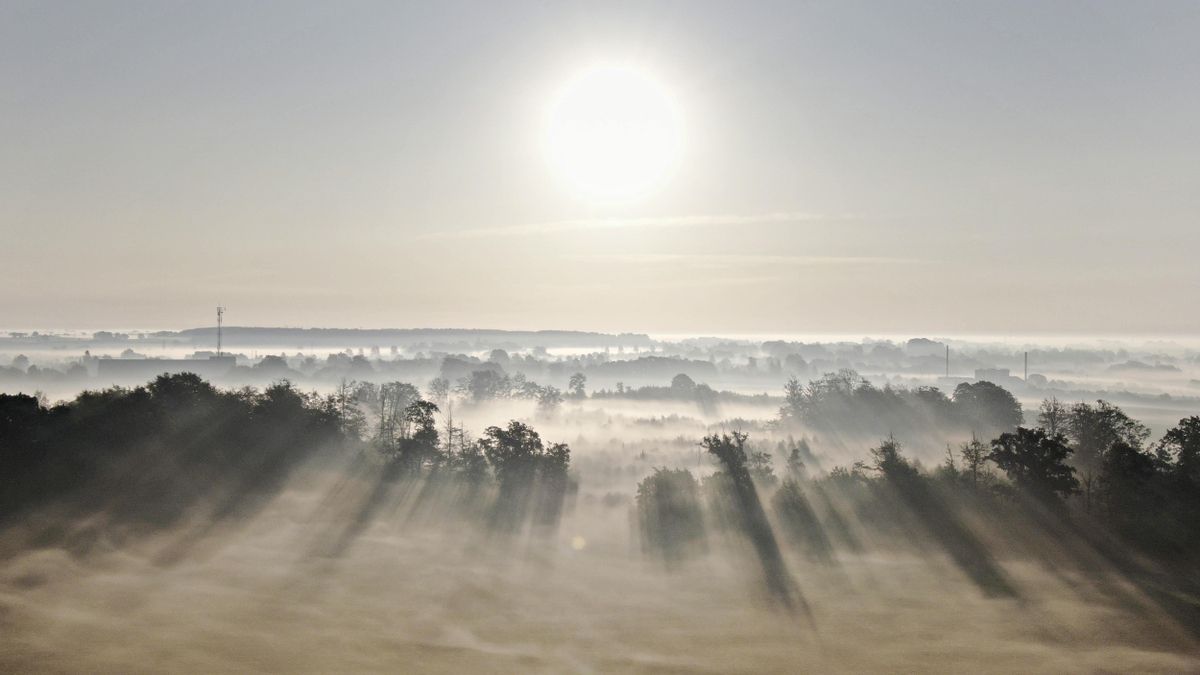 Fotografía tomada desde un dron que muestra la niebla matutina que cubre la localidad de Kvaerndrup, en la isla de Fyn, Dinamarca, en una imagen de archivo. EFE/EPA/Michael Bager DENMARK OUT[DENMARK OUT]