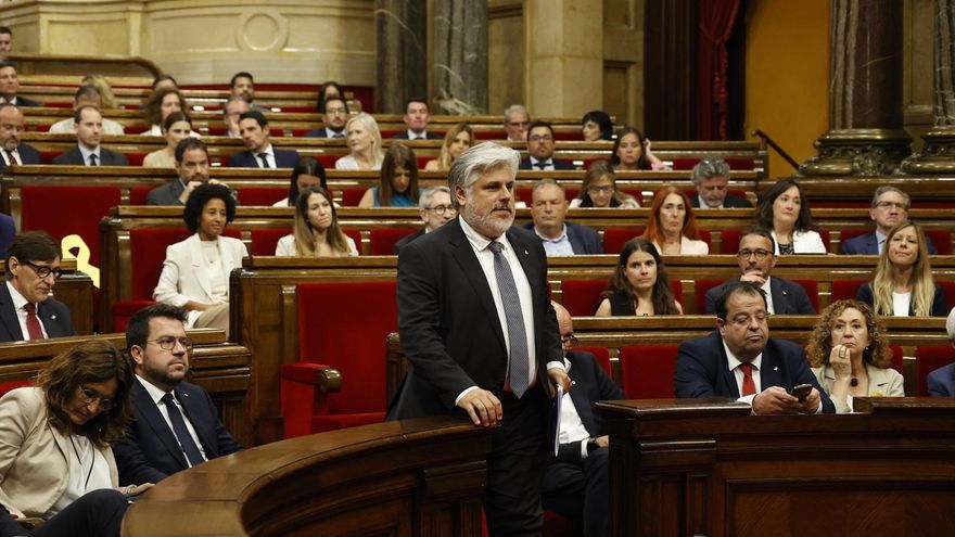 El presidente de Junts en el Parlament, Albert Batet, interviene durante el debate del pleno de investidura, en el Parlament de Cataluña, a 8 de agosto de 2024, en Barcelona, Catalunya (España)