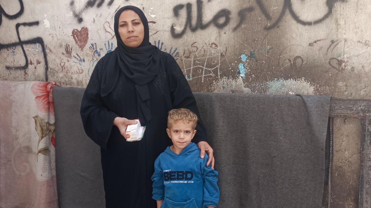 Suha Rahim y su hijo en la escuela Daraj, en el centro de la ciudad de Gaza.