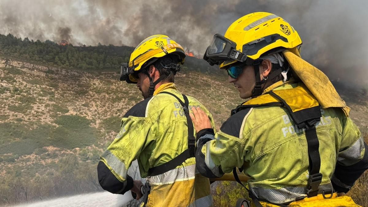 La Generalitat Valenciana ordena evacuar al medio millar de vecinos de Gátova ante el avance del incendio forestal de Segorbe