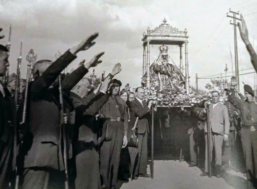 Paso de la virgen a la salida del campo de concentración de San Marcos en León.