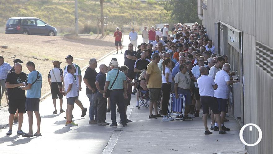 Vuelven las colas a El Arcángel para adquirir una entrada para el Córdoba CF - Real Betis