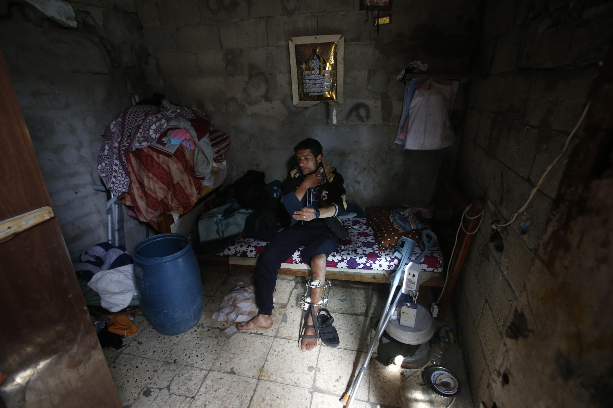 Heridos que no pueden trabajar. Murad tiene 26 años y le quedan pocas esperanzas. "Esta herida me ha destruido. Antes trabajaba, reparaba de antenas parabólicas, pero ahora no puedo hacerlo y nadie me puede ayudar". Antes ganaba unos 20 shekels al día (5 euros); pero “desde mi lesión, solo me siento en casa. Vivo con mi madre y no recibimos ayuda de nuestra familia”.