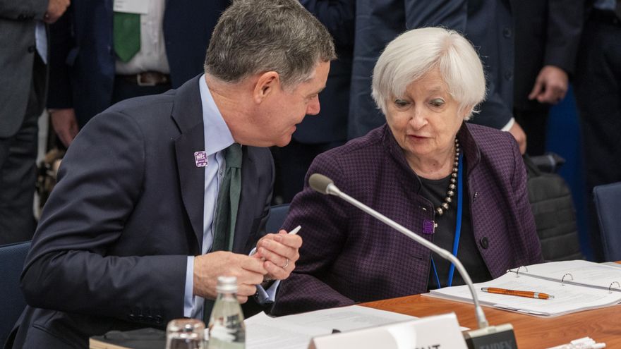 El presidente del Eurogrupo, Paschal Donohoe (i), habla con la secretaria del Tesoro de EE.UU., Janet Yellen (d). EFE/EPA/SHAWN THEW