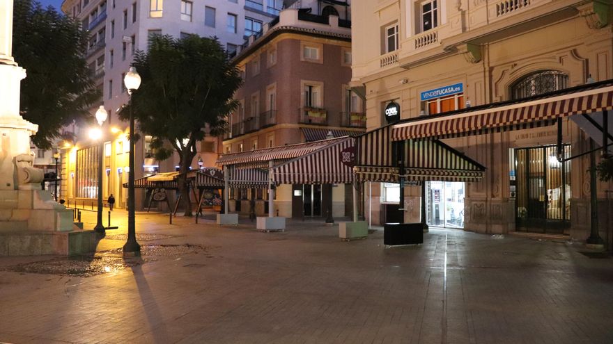 Terrazas cerradas en la Plaza de las Flores, en Murcia