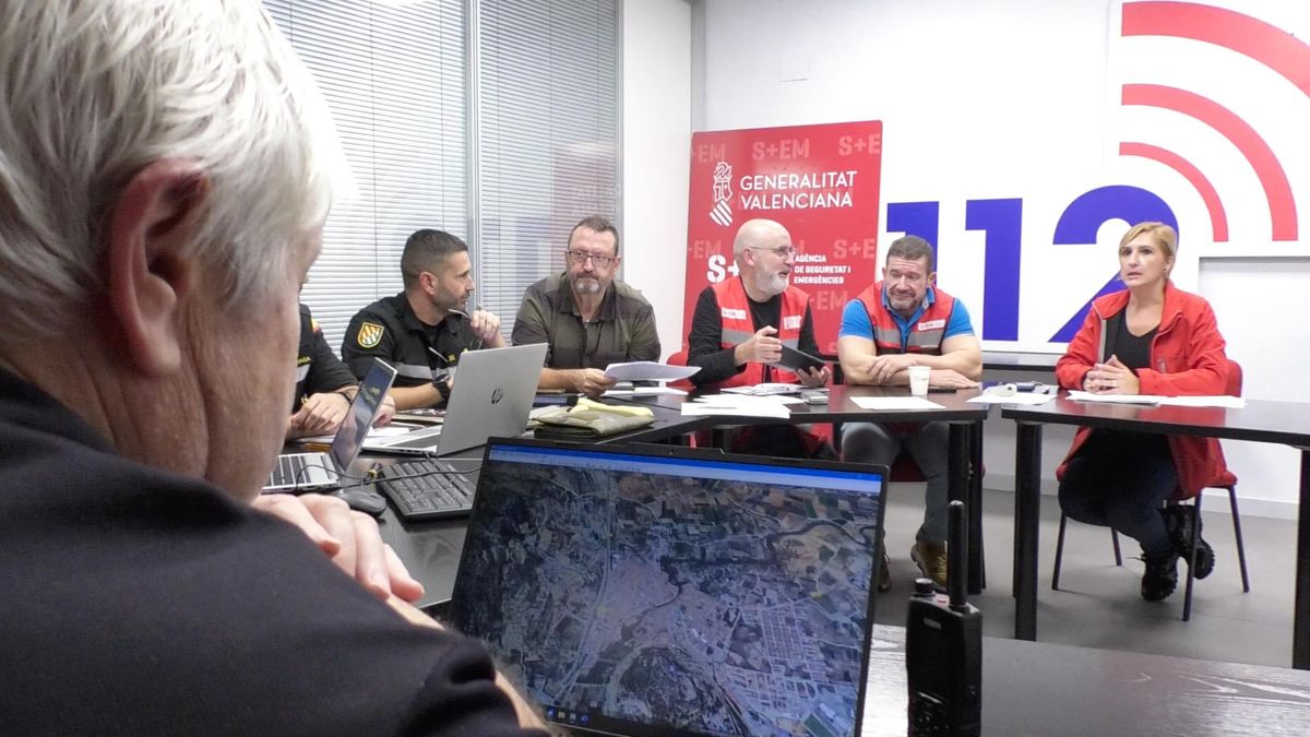 L'inspector en cap del Consorci Provincial de Bombers, José Miguel Basset, davant la pantalla del seu ordinador amb el mapa del capçal del barranc del Pou.