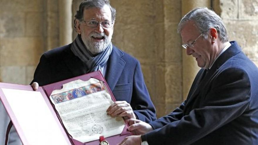 Carlos S. Campillo / ICAL El presidente del Gobierno, Mariano Rajoy, recibe de manos del alcalde de León, Antonio Silván, una reproducción de los Decreta.