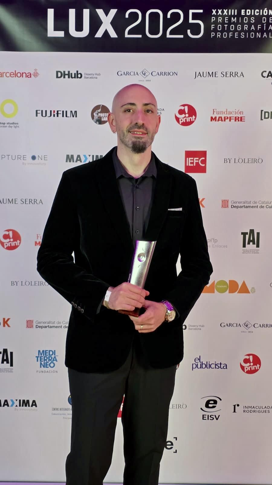 Pablo Mellino, posando con el premio.