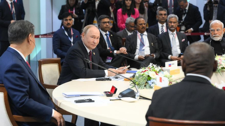 Putin vuelve a la escena mundial como anfitrión de la cumbre de los BRICS con una treintena de líderes y un mensaje: Rusia no está aislada