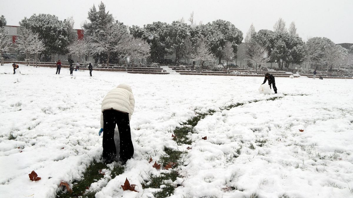 Dos niños juegan con la nieve en Igualada, Barcelona