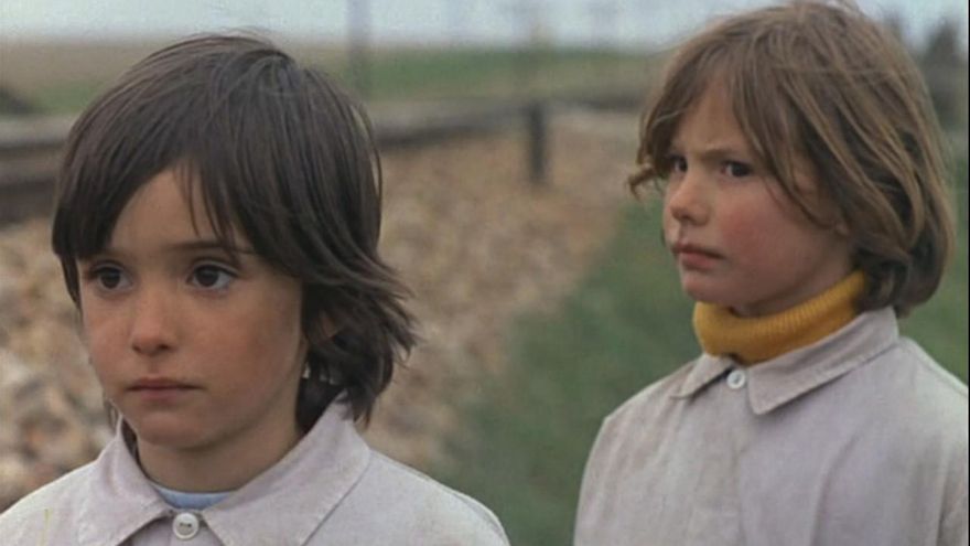 Ana Torrent e Isabel Tellería en 'El espíritu de la colmena'.