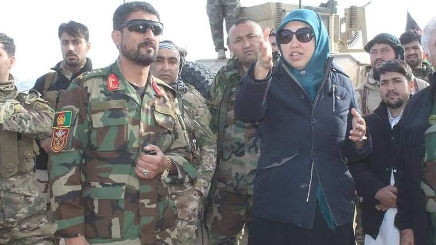 La gobernadora que ha tomado las armas contra el avance talibán en Afganistán