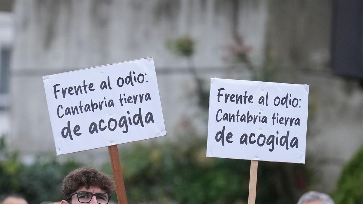 Podemos y Pasaje Seguro llevan a la Fiscalía mensajes que califican a menores migrantes como "carne humana"