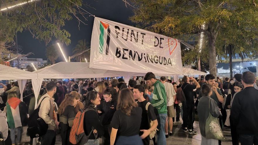 Manifestantes convocan una acampada en el Puerto de Barcelona tras finalizar la concentración por la Flotilla
