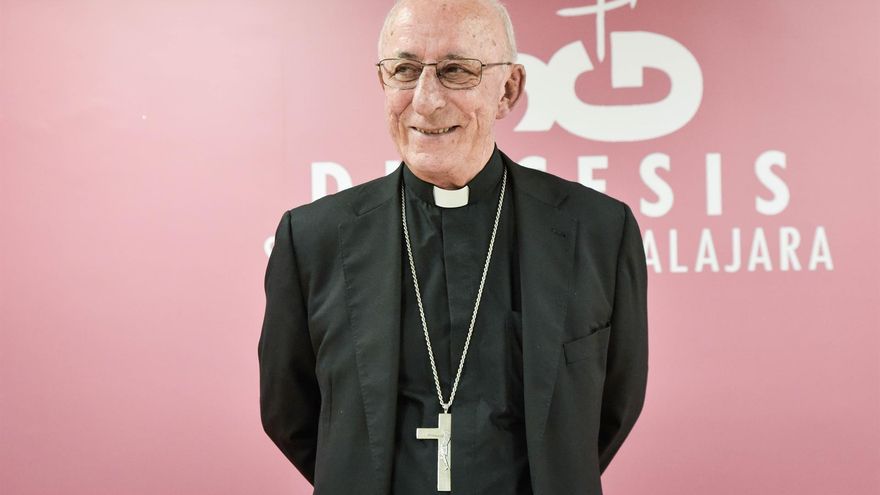 El obispo emérito Atilano Rodríguez tacha de "lacra" los abusos sexuales y dice que la Iglesia quiere "erradicar" este tema