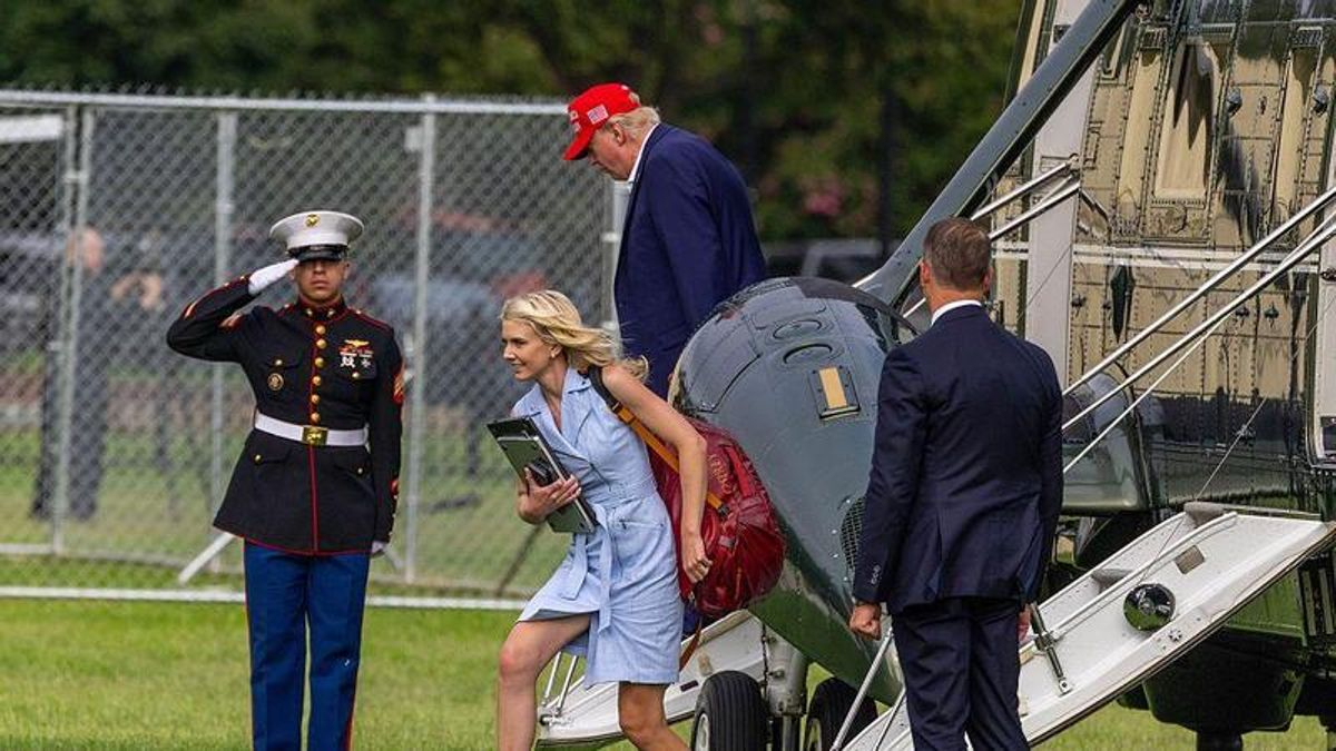 Trump desciende del Marine One junto a Natalie Harp el 16 de agosto de 2026 en Washington. El presidente pasó el fin de semana en su club de golf de Bedminster, Nueva Jersey.