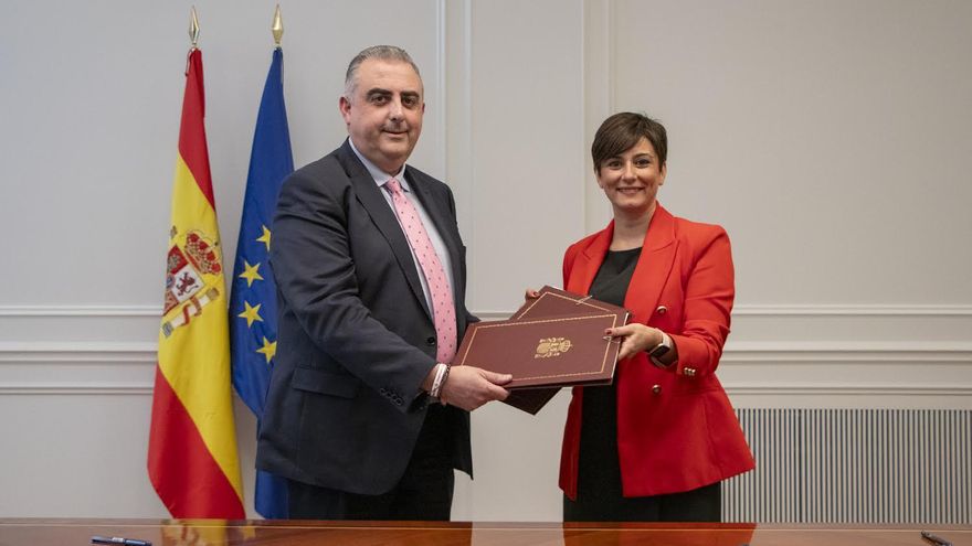 El consejero de Fomento, Roberto Media, y la ministra de Vivienda, Isabel Rodríguez.