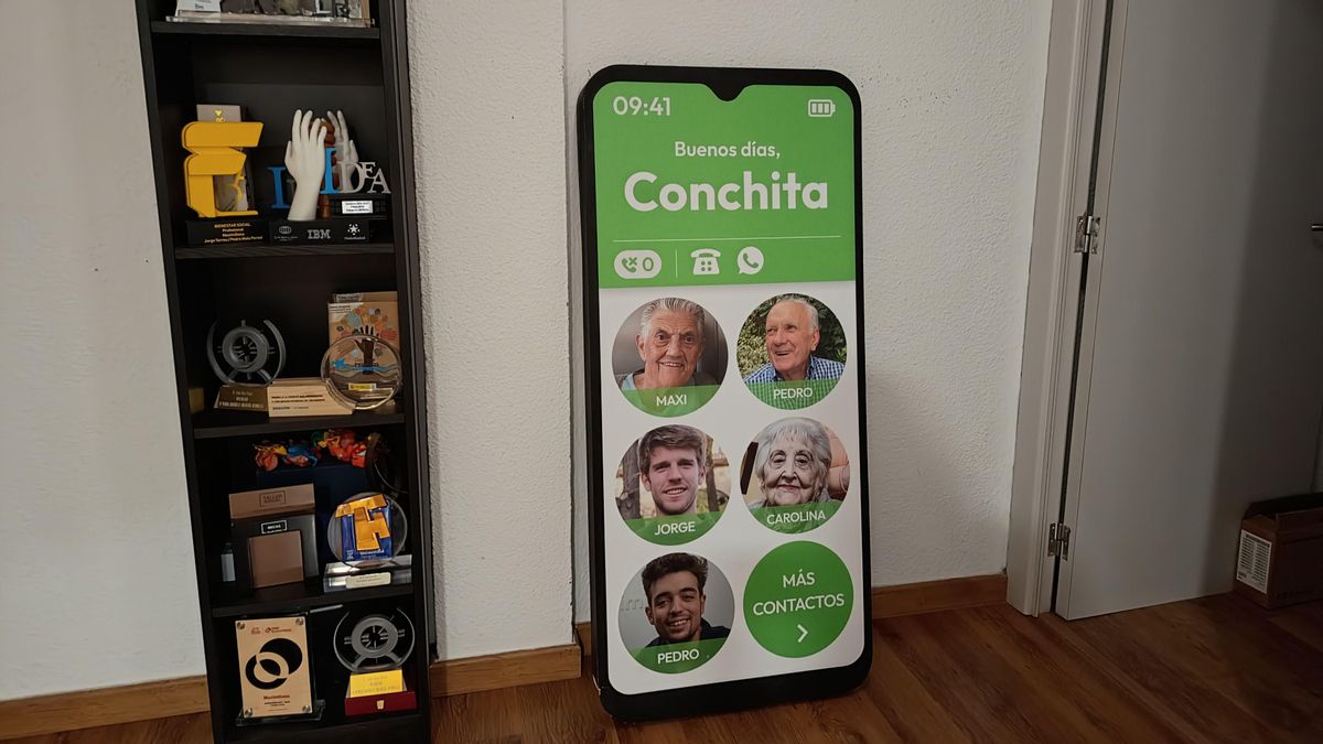 El teléfono de Maximiliana muestra en pantalla los contactos con fotografías para facilitar las llamadas.