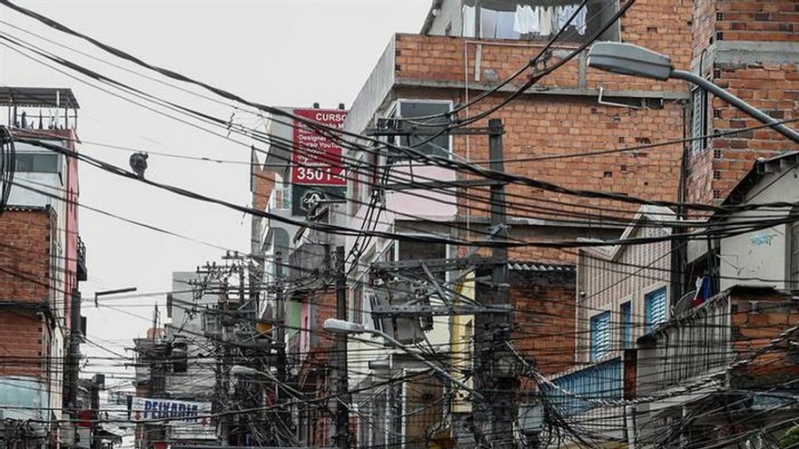 Registro general de la calle de la favela paulista de Paraisópolis donde la madrugada de este domingo se registró una tragedia, luego de que una intervención policial durante una fiesta funk terminara en una estampida que provocó la muerte de nueve asistentes a la celebración.