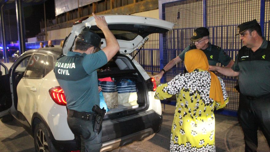 La Guardia Civil revisa los coches que cruzan la frontera
