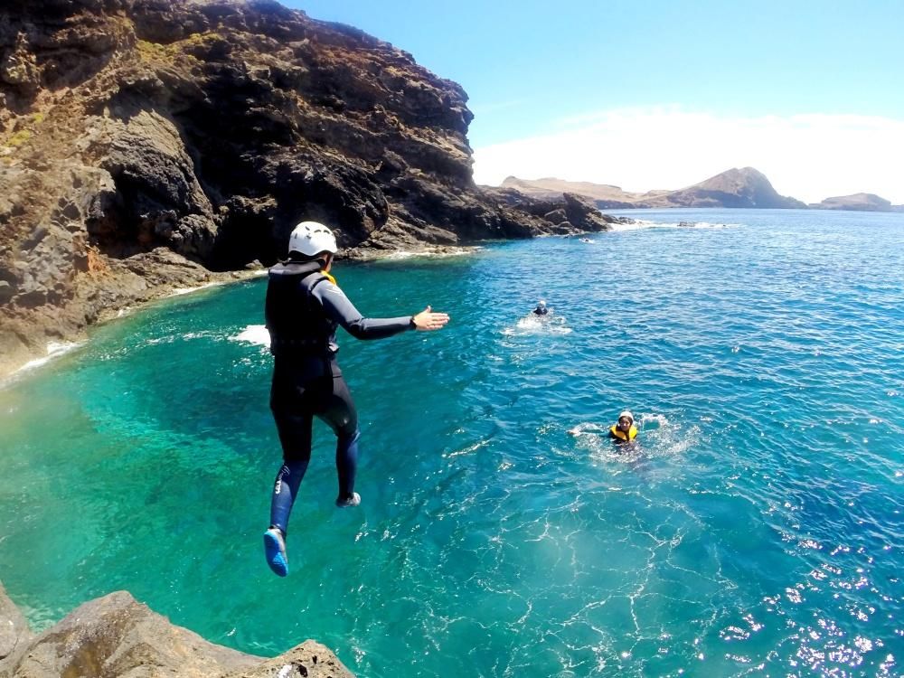 Turistas practicando 'coasteering'