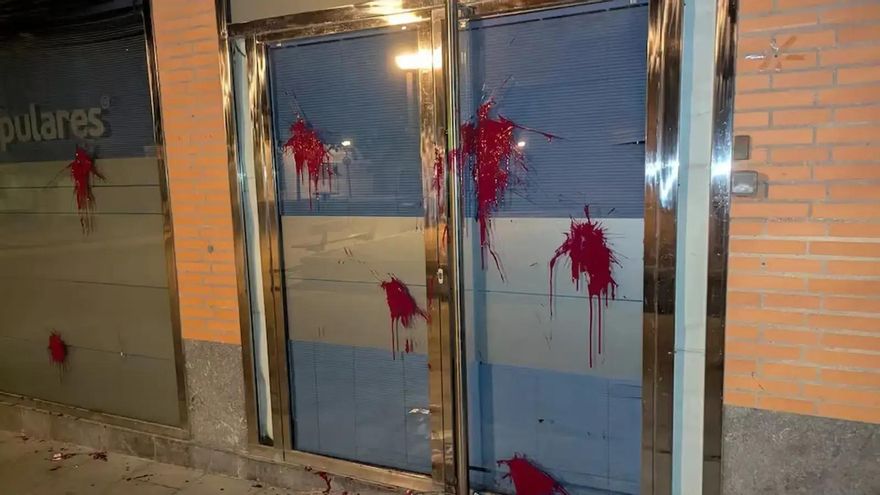 Vandalizan la sede del PP en Huesca con pintura roja, dos pollos muertos y huevos