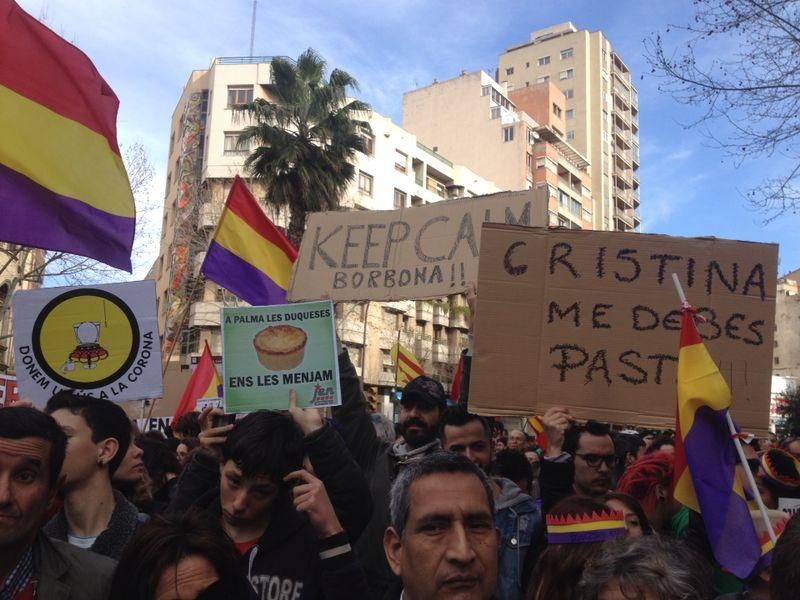 "Cristina me debes pasta", una de las pancartas en la manifestación de Palma