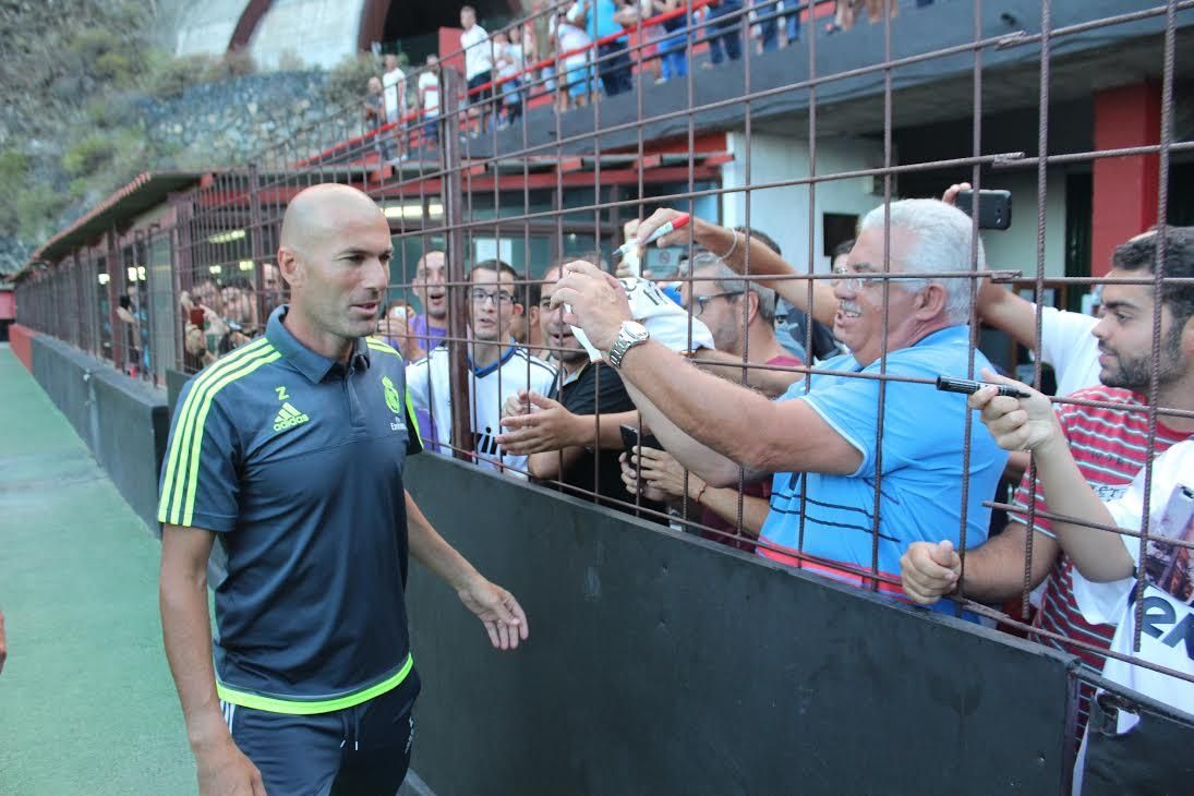 Zidane atendió con amabilidad a sus seguidores. Foto: JOSÉ AYUT.