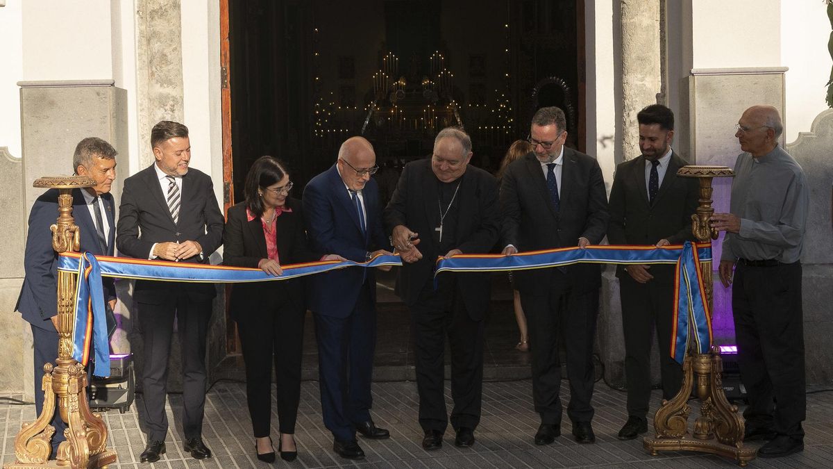 Morales y el resto de autoridades, en la inauguración de la Iglesia tras su restauración.
