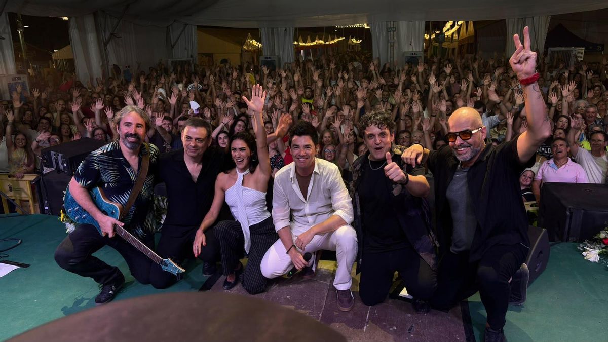 David Civera, en el centro, durante su concierto.