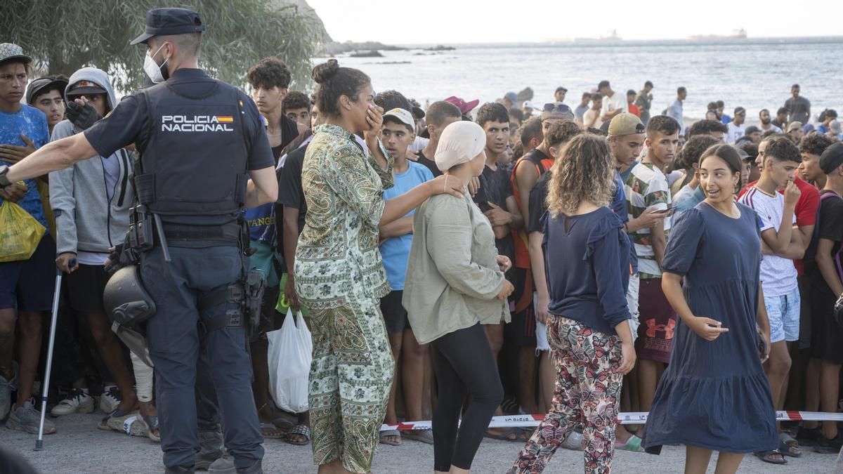 Varios inmigrantes acampados en la playa del Trampolín, a 20 de agosto de 2026, en Ceuta.