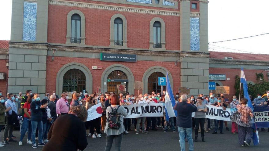 Castilla-La Mancha retrasa el AVE extremeño al pedir soterramientos, estaciones, cercanías y nuevas líneas
