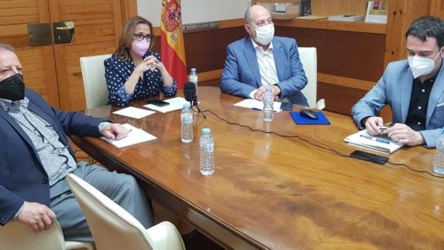 Las consejeras Mayte Pérez y Sira Repollés se reúnen con la FAMCP, las diputaciones y los ayuntamientos de las tres capitales en el seno del Consejo Local ampliado