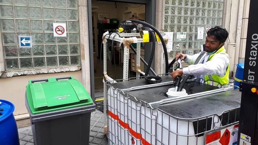 Una fábrica de gel desinfectante florece en plena calle de París