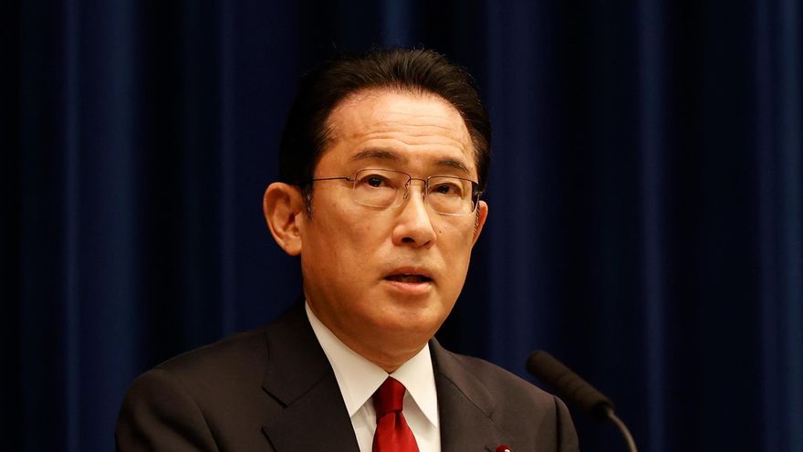 El primer ministro nipón, Fumio Kishida, consideró hoy "extremadamente irracional y totalmente inaceptable" la decisión anunciada por Rusia de suspender las negociaciones de un tratado de paz a raíz de las sanciones impuestas por Tokio tras la invasión de Ucrania.