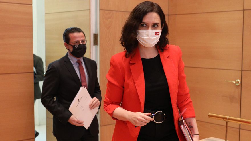 La presidenta de la Comunidad de Madrid en funciones, Isabel Díaz Ayuso, y el consejero de Hacienda, Javier Fernández-Lasquetty