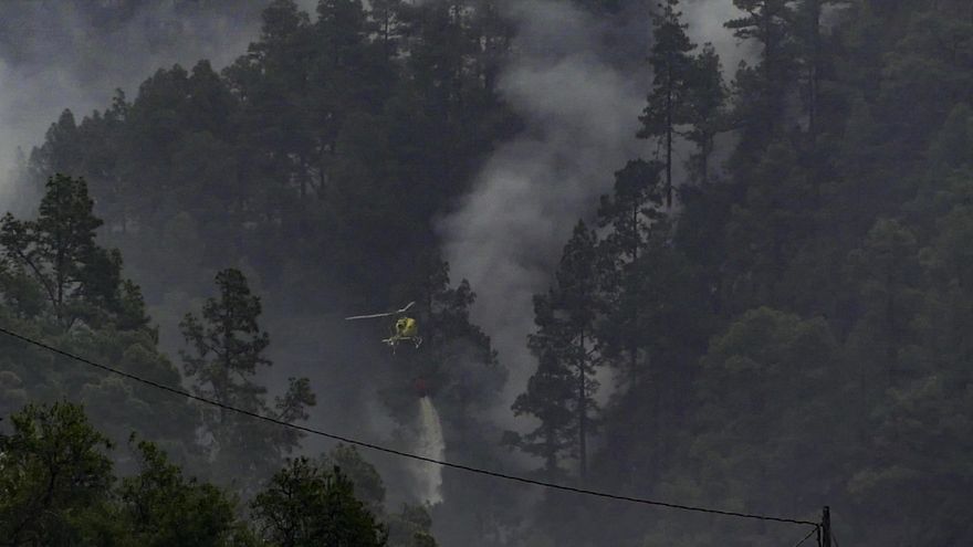 Un helicóptero descarga agua sobre el incendio forestal de La Palma, en el municipio de Tijarafe. EFE/Miguel Calero