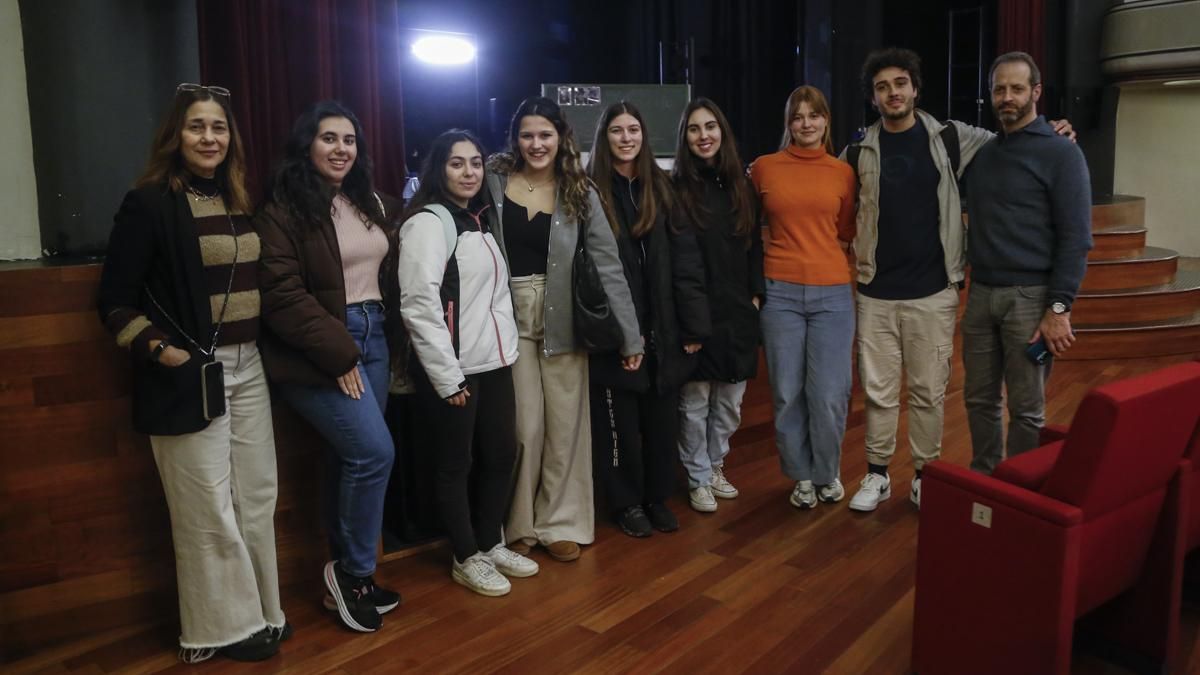 Alumnos y maestros de la ESAD que han visto 'Otra Ronda' en el Teatro Góngora