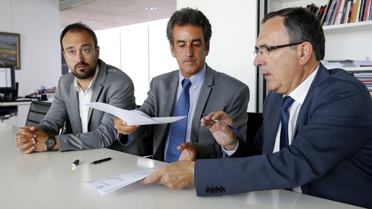 Javier López Estrada, Francisco Martín y José Manuel Cruz Viadero durante la firma. |
