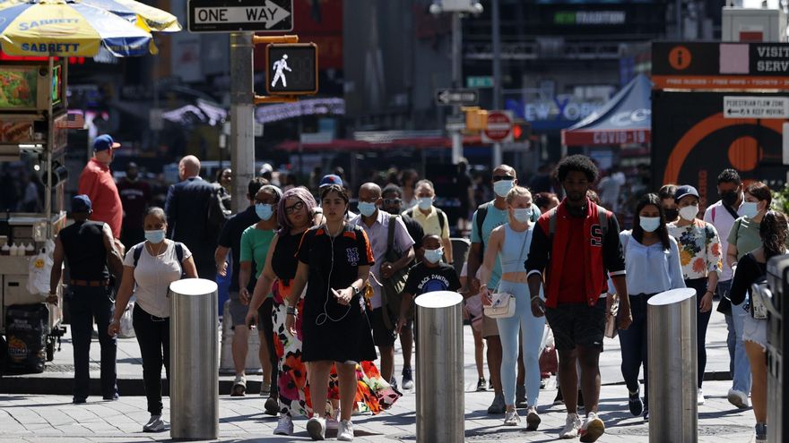 Personas caminan en Times Square en Nueva York (EE.UU.), hoy 12 de agosto de 2021. EFE/EPA/JASON SZENES