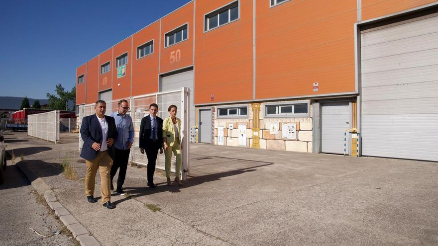 El delegado del Gobierno, Pedro Casares, visita el polígono de la Vega en Reinosa